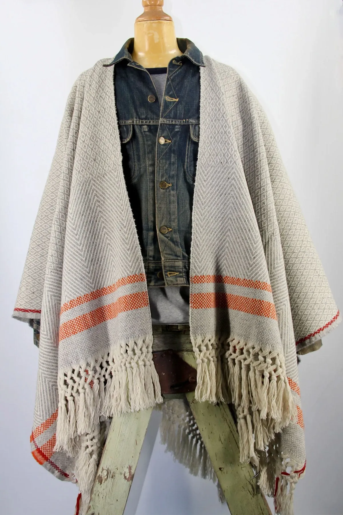 SLP -  Poncho 'Manteigas’, 100% sheepwool in Grey Heather, Natural White and Burnt Orange